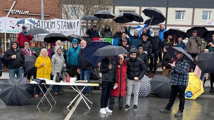 För första gången på lördagsdemonstrationerna i Malå användes paraplyerna som regnskydd, på ettårsdagen 14 maj 2022. 