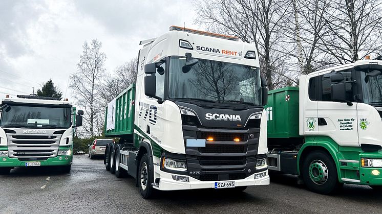 Scania Rent koukkuauto valmiina penkkariajeluihin Nurmijärvellä. 