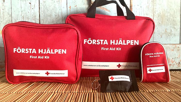 Tre kit med första hjälpen-produkter i olika storlekar