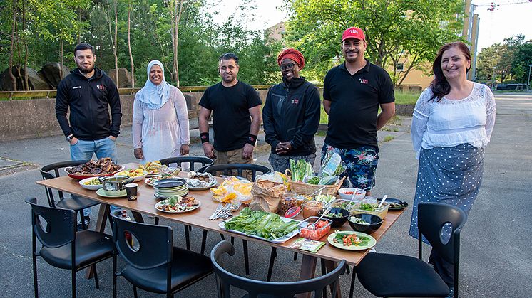 Murat Tlupov, Fatima Maskitou, Youssef Abdulkhaliq, Sarah Nyangena, Ramadan Husein och Indira Sojtaric är några i gänget bakom årets matfestival i Bergsjön.