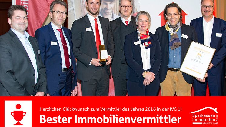 Bildunterschrift ( v.l.n.r.): Thomas Vöhl, Marcus Widrich, Sören Bramke, Dr. Bernhard Bauer (Geschäftsführer), Dr. Gabriele Scheberan-Klinger, Klaus Reisinger und Peter Heiß von der S-ImmobilienService GmbH der Stadtsparkasse München.
