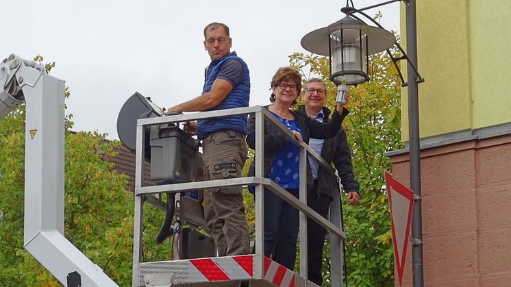 Die letzte Straßenleuchte ist Chefsache: Greußenheims Bürgermeisterin Karin Kuhn (M.), Bayernwerk-Kommunalbetreuer Frank Schneider (r.) und Uwe Ruppert (l.) von der beteiligten Partnerfirma setzen den Schlusspunkt hinter die LED-Umrüstung.