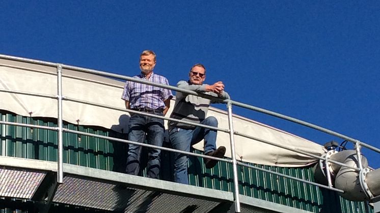 Norbert Darnauer (l.) Asset Manager bei Energieservice Westfalen Weser und Lohnunternehmer Jürgen Lütkenhöner betreuen die Biogasanlage in Kirchlengern.
