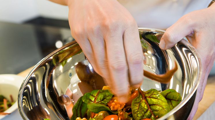 Kock serverar sallad