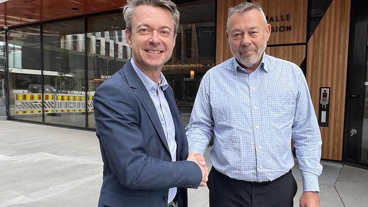 Atle Bergfjord, leder av offentlig sektor i Capgemini Norge, og Lars Kalfoss, IT-direktør i Statens vegvesen, er begge godt fornøyd med den nye avtalen om strategisk partnerskap. Foto: Otto Backer Solberg/Capgemini