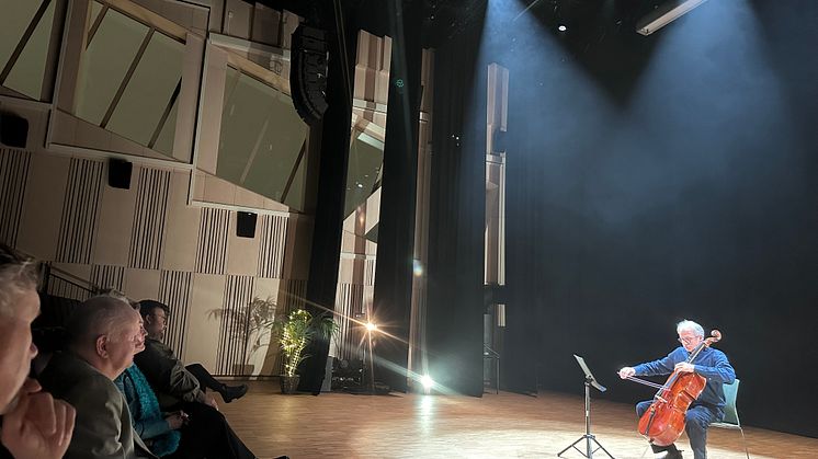 Bård Henrik Bosrup - cello er fornøyd med klanganlegget  - Foto Anne-Line Aaslund
