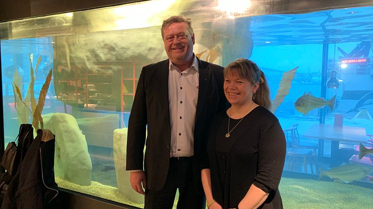 Fiskeriminister Harald Tom Nesvik med mat og helselærer Aud Johanne Wiik Nilsen ffoto Trude Bessesen Sjømatrådet