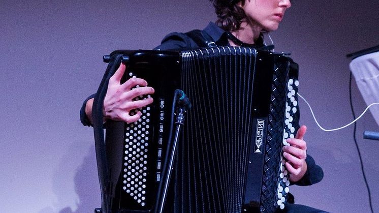 Künstlerin Roser Pla mit Akkordeon im letzten Jahr bei musIC 2.0