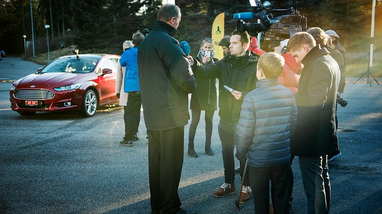 Samferdselsminister Ketil Solvik-Olsen møtte racerfører Molly Pettit til promilleduell i nye Ford Mondeo