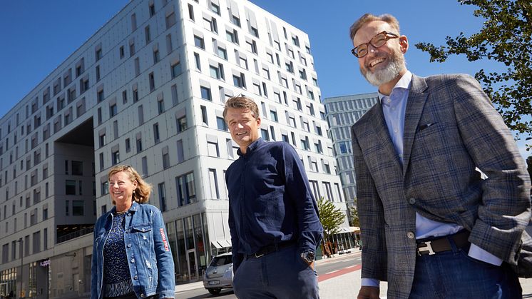 Nordensjef i Visa Henning Holtan (t.h.), Adm. direktør i Vipps Rune Garborg og Berit Svendsen, Leder Vipps internasjonal. Foto: Morten Brakestad.
