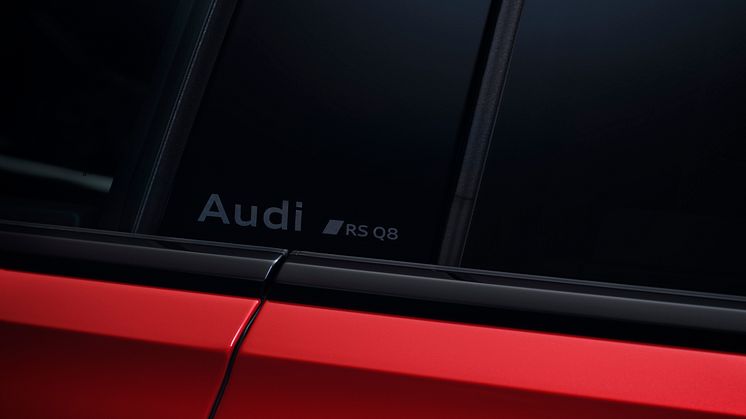 Audi RS Q8 performance (Chilirød metallak)