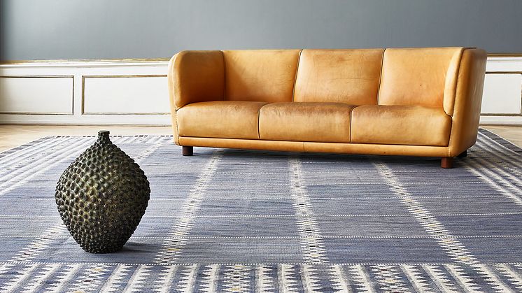 Arne Jacobsens unikke "Novo"-sofa,  Axel Saltos store stentøjsvase og tæppe vævet af   Barbro Nilsson.       