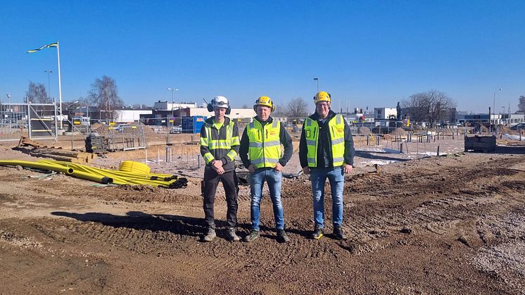 Nytt stadsdelsprojekt planeras för i Skövde. Från vänster: Simon Andersson (Platschef), Patric Bäckström (Kundcenterchef på Ramirent i Skövde) och Peter Melin (Distriktssäljare på Ramirent Västra Götaland)