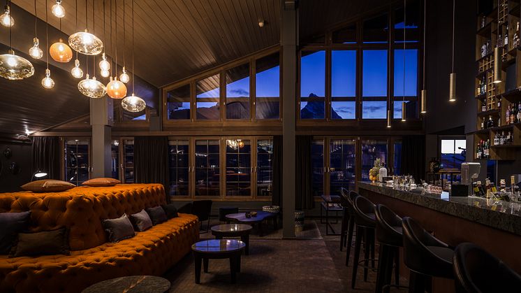 Vardagsrum med utsikt på HUUS Hotel, Gstaad, designat at Stylt Trampoli