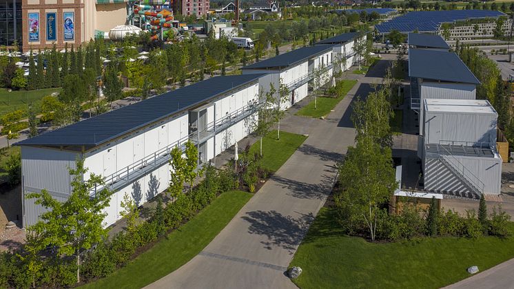 In dieser schönen Anlage wohnen bis zu 170 Beschäftigte des Europa-Park. Algeco hat die fünf Mietgebäude innerhalb kürzester Zeit errichtet und mit Pultdächern versehen.