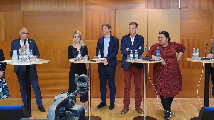 Från vänster: Moderatorn Lisa Pelling, Rikard Larsson (S), Maria Ferm (MP), Martin Ådahl (C), Martin Ängeby (L), Lorena Delgado Varas (V), Christian Carlsson (KD). Foto I Eckerman.
