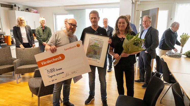 Gagnefs Fotoklubb mottog stipendium, ordf. Urban Jansson, Jan Forsmark och Anna-Karin Källman, .