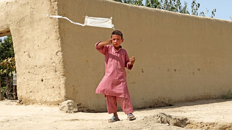 Francis Alÿs, Children's Game #10, Papalote. Balkh, Afghanistan 2011 – 4’13”. In collaboration with Elena Pardo and Felix Blume.