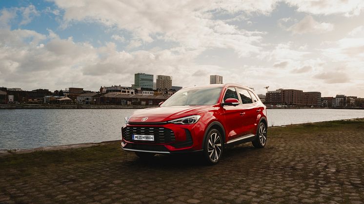 MG ZS HEV+riverside 1.jpg