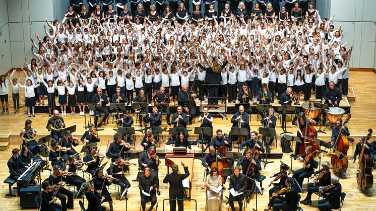 Beim Musik-Vermittlungsprojekt der Internationalen Bachakademie Stuttgart und dm-drogerie markt bringen über 300 Schulkinder Bachs Kaffeekantate ins digitale Zeitalter