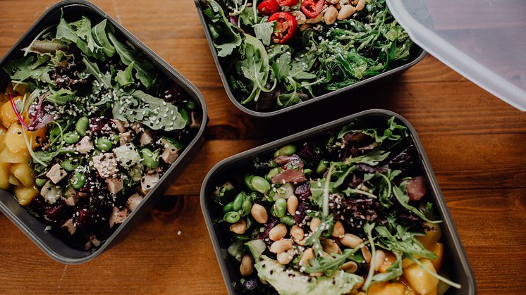 Vivantes führt in seinen Bistros Mehrwegboxen für Speisen zum Mitnehmen des TH Wildau-Start-ups PFABO GmbH ein. Durch das PFABO-System könnten mindestens 30.000 Verpackungen pro Jahr eingespart werden. Bild: PFABO GmbH