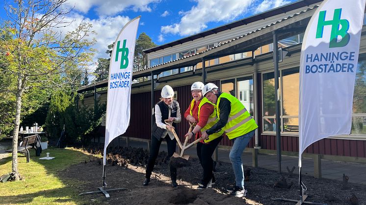 Från vänster till höger: Hanna Ivansson, affärsområdeschef Mälardalen, Lindbäcks bygg, Meeri Wasberg (S), kommunstyrelsens ordförande, Haninge kommun, Per-Åke Tall (S), styrelseordförande Haninge Bostäder.