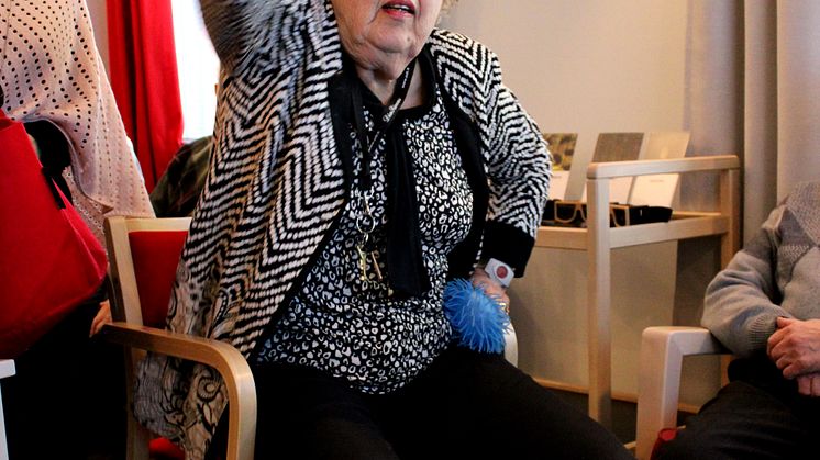 Kvinna testar spel