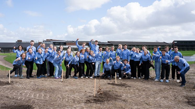 I alt plantede 37 elever træer og til efteråret kommer der 120 flere elever og træer til (4).jpg