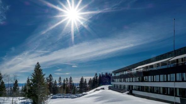 Hotellets läge och utbud gör Voksenåsen Hotell till en tillgänglig och varierande skiddestination, dit man till och med kan ta tåget direkt från Oslo. 