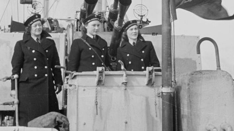 Noen av Norges første kvinnelige marinesoldater på øvelsestokt., trolig i 1943.
