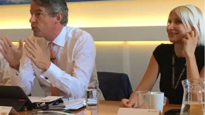 Selina Juul (th) fra Stop Spild Af Mad og Michiel Kernkamp fra verdens største fødevarevirksomhed, Nestlé, har sat sig sammen for at give danskerne 7 gode råd til, hvordan madspild kan undgås i julen. 