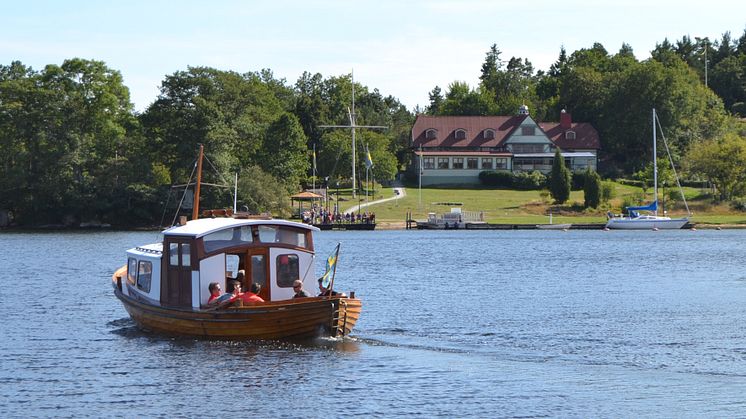 Karöline på väg mot vackra Karön med pittoreska stugor där du får havet, lugnet och naturen som granne