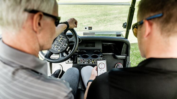 En smartwatch på armen och appen Swing Speed Radar ger golfspelare möjligheten att förbättra sin prestation.