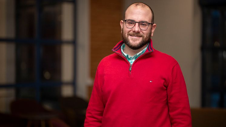 Enrique Ruiz Zúñiga, doktorand på Institutionen för ingenjörsvetenskap vid Högskolan i Skövde, har forskat om hur svenska företag på bästa sätt kan utforma insidan av sina fabriker. Foto: Högskolan i Skövde