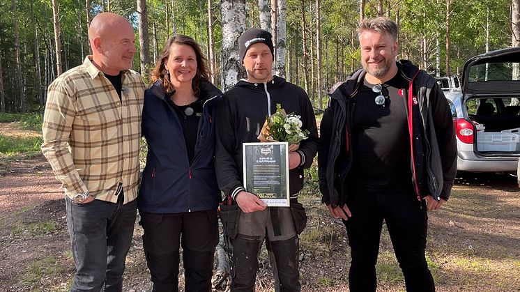Hans Fahlén gratulerar Björn Ekstrand och Ulrika SImons