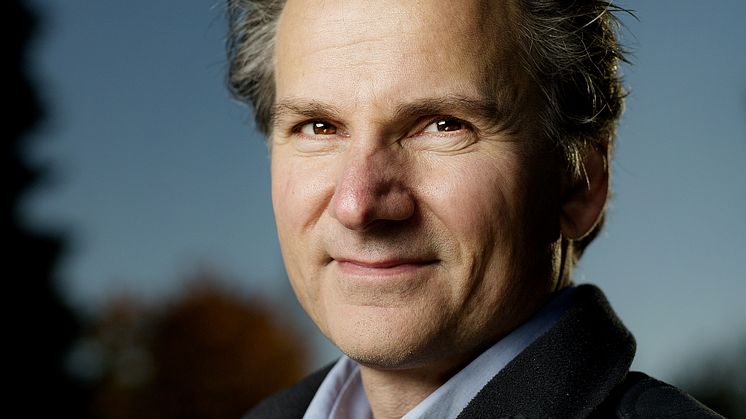 Da koronaen slo ut Norge, ble Sigbjørn Mostues dystopiske trilogi "I morgen er alt mørkt" trukket frem som "rystende aktuell". I hans ferske barneroman "Dødens tjern", er det en natur i dyp nød som danner bakteppet. Foto: Agnete Brun.