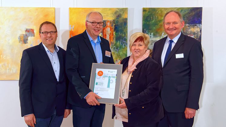Leuchturmprojekt 2018 Vereinsvorstände (Borchen-)Etteln (v. l.): Markus Bickmann, Andreas Voss, Kornelia Wegener und Dr. Stephan Nahrath, Geschäftsführer Westfalen Weser Energie.