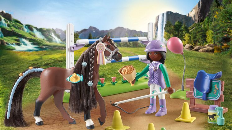 Kämmen, frisieren und füttern erlaubt!  Die PLAYMOBIL-Pferdewelt „Horses of Waterfall“ wird um drei neue Spielsets mit besonderen Features erweitert.