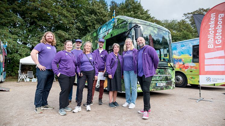 Bokbussens medarbetare framför buss Grön på Bokbussträff 2022 i Flensburg tidigare i år. Foto: Philipp Tonn
