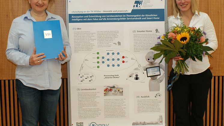 Preisträgerin Janine Breßler (r.) mit Betreuerin Prof. Dr. Janett Mohnke.