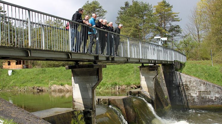 Bayernwerk Natur, Stadtwerke Bad Tölz, Energiewende Oberland und kommunale Vertreter informierten vor Ort über die Pläne zum Neubau des Wasserkraftwerks Farchet am Isar-Loisach-Kanal in Wolfratshausen.