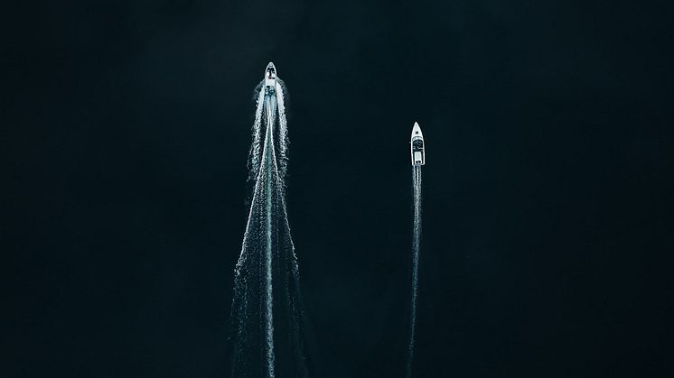Wake comparison between Candela and regular boat
