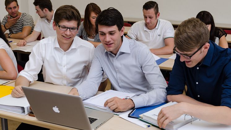 Studium mit Gehalt - Berufsakademie Sachsen mit erneut gestiegener Ausbildungsvergütung im Studienjahr 2021/2022 und großer Besucherzahl zum sächsischen Hochschultag