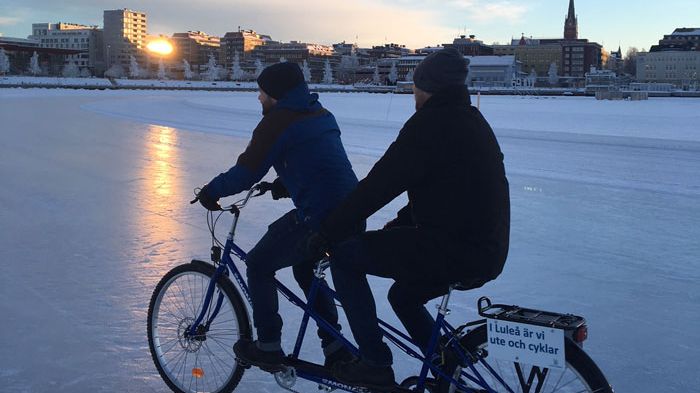 Vintercykling på Luleås isväg. Cykeln är en tjänstecykel från Luleå kommun och används i "Resespelet" som syftar till att uppmuntra hållbart resande bland kommunens medarbetare.