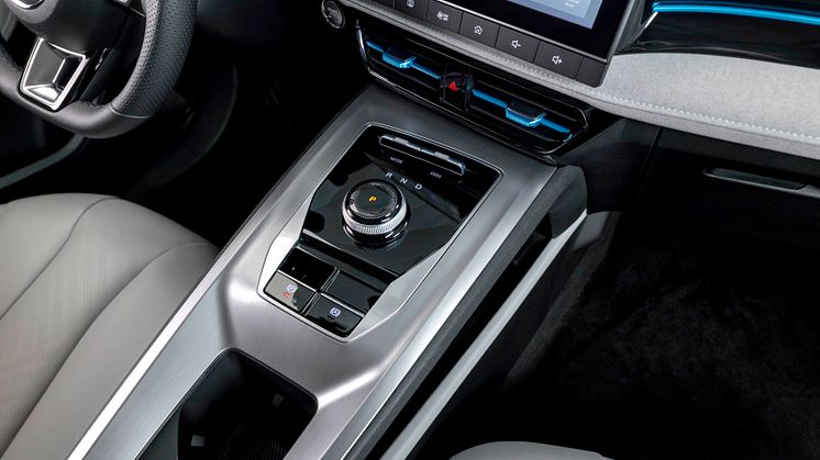 MG5-Electric-Gear-shifter-close-up