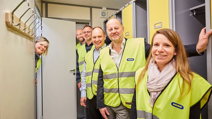 Peter Hansson, Lars Jadenstam, Joakim Tryggstad på Ramirent samt Christina Lindbäck, Hans Säll, Emese Nemethi på NCC tog sig en rundvandring i den nya prototypen. Foto: Joakim Kröger, NCC