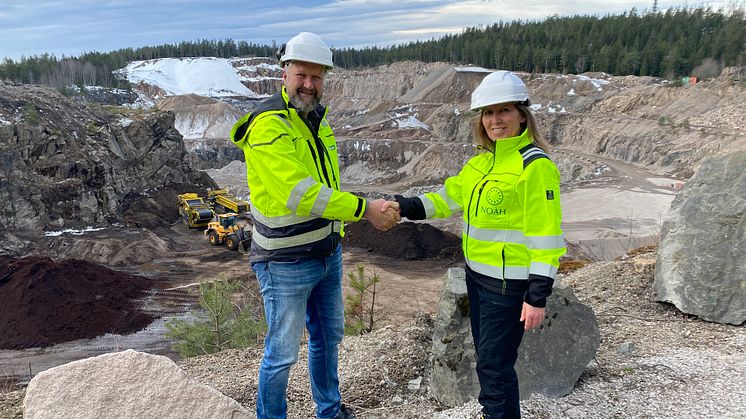 Franzefoss og NOAH går sammen om å etablere massehåndtering med gjenvinningsløsninger på Bondkall i Oslo. Her står bærekraft- og utviklingssjef i Franzefoss Gaute Markussen og prosjektsjef i NOAH Kari Røseth ved det eksisterende anlegget.