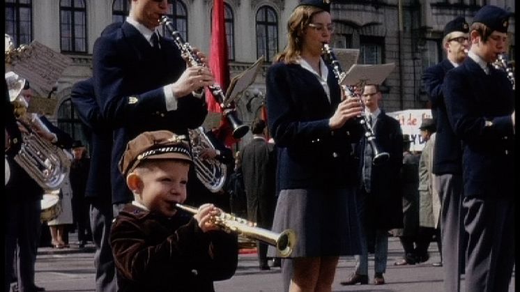 Gosse med tuta. Från Här & Då - historisk film på stan.