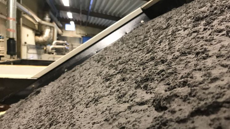 Detaljbild på slipmullen som renats från processvätskan och bildat en fin och tjock "filterkaka" i ett av VL-filtren. Slipmullen briketteras till hårda puckar och återvinns i ståltillverkning. Bild: Anders Ekström
