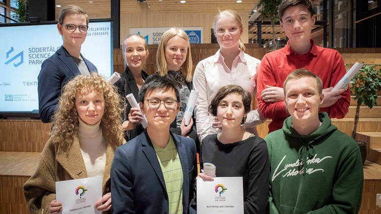På bild: Max Kenning, Janina Ojanne, Sara Elmgart, Josephine Palm Jensen, Lucas Dow, Elsa Berlin, Kevin Jiang, Darja Aspromonti och Albin Glanborg. Foto: Fredrik Sederholm.